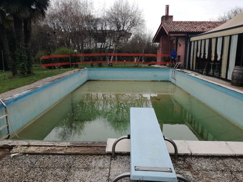 22) Una vecchia piscina datata. la piscina ha dato , aveva bisogno di un Restyling totale interno ed esterno !
