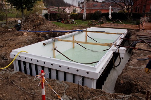 3 Operazione di ritombamento . Operazione di ritombamento con cemento alleggerito per ottenere maggiore isolamento se si vuol riscaldare l'acqua della piscina per un uso prolungato durante l'anno non solo estivo .