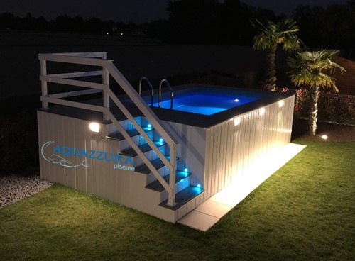 29. Piscina illuminata La stessa piscina da utilizzare anche di sera provvista di illuminazione interna vasca e gradini con segna passo illuminato.