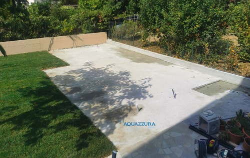 14. Platea in cemento. Platea in cemento creata appositamente per evitare di vedere la piscina storta o spanciata nel tempo.