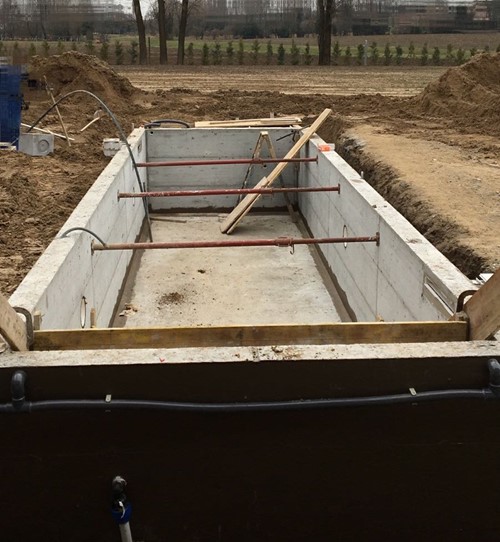 Piscina mt. 9,5 x 2,6 x h 1,5  Ecco come si presenta la piscina con gettata in cemento finita ,  pronta per la  fase di impermeabilizzazione e successivo rivestimento interno con piastrelle o pvc armato .