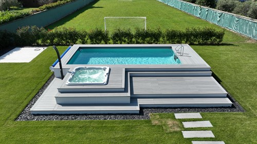 Piscina illuminata. Piscina con illuminazione interna.