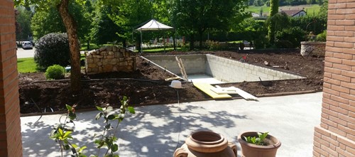 1 Buca con mattoni . Si è creato un basamento in cemento con muretto perimetrale in mattoni per contenimento della terra , dove verrà alloggiata la piscina .