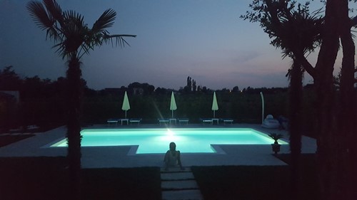 1. Piscina interrata 10x5 + scala ingresso Molto bella la vista notturna favorita dall'illuminazione interna della piscina .