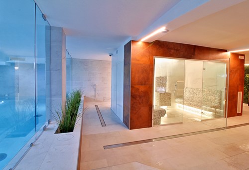 Hotel Elite Caorle  Nuovo centro Wellness con piscina interna , sauna , bagno turco e docce emozianali presso http://www.elitecaorle.it/ a Caorle ( Ve )