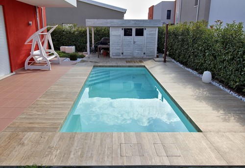 8) Dopo con una bella piscina  Piscina prefabbricata in polipropilene misure mt. 3 x 7,4 x h 1,5 con locale tecnico integrato nella piscina stessa .