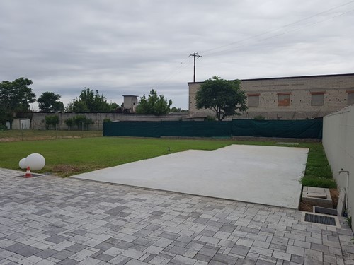 16)Prima  un angolo non sfruttato. Un basamento in cemento dove abbiamo installato una piscina in uno spazio del giardino non molto utilizzato ,