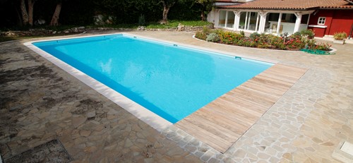 25) Dopo una bellissima piscina  . Piscina ristrutturata con copertura a tapparella di sicurezza incorporata nella struttura della piscina nascosta dal pavimento in legno calpestabile .