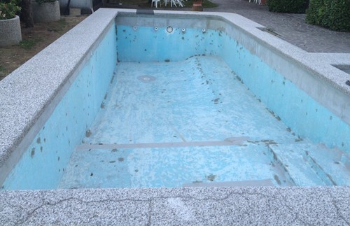 26) Prima una piscina da ristrutturare . Una vecchia piscina che aveva bisogno di un restyling  totale .
