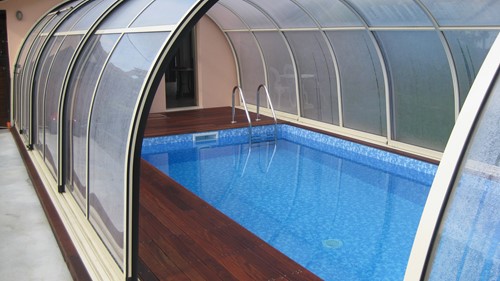Apertura parziale della copertura. L'apertura della copertura telescopica può essere fatta anche con modulo singolo per favorire magari un'arieggiatura del locale piscina.