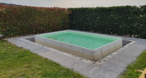 36) Prima una piscina seminterrata. Prima una piscina esistente del cliente seminterrata .