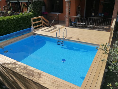 35 . Piscina fuori terra rivestita in larice . Dal terrazzo di casa alla piscina direttamente tramite la pedana protetta dalle staccionate laterali .