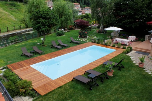 3Piscina interrata prefabbricata . Una vista dall'alto che per vedere che la misura della piscina è proporzionata con il giardino circostante .
