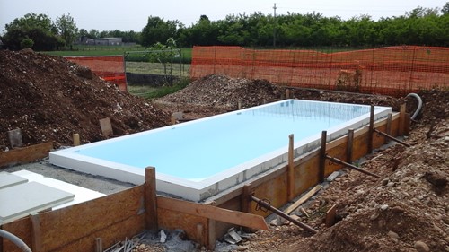 5 Riempimento e ritombamento . La piscina è stata riempita d'acqua per bilanciare la spinta del cemento allegerito laterale .