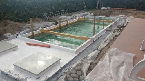 6 Piscina riempita d'acqua . Con il riempimento della piscina con l'acqua vengono bilanciate le forze del cemento allegerito laterale .