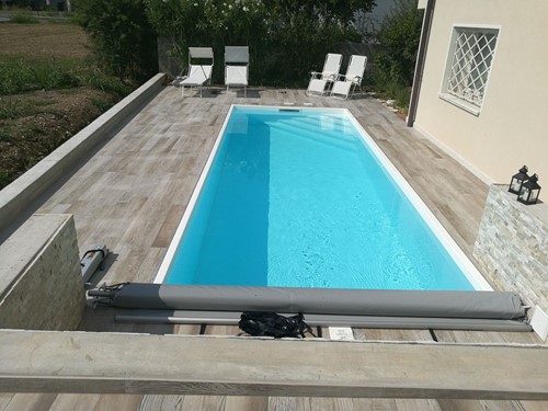 10 Piscina funzionante . La piscina è funzionante fornita con copertura di sicurezza in pvc e barre di alluminio .