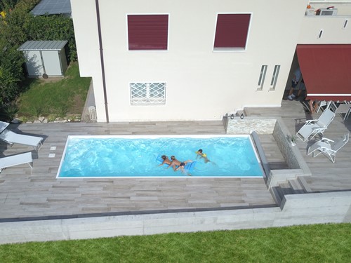 10 La Piscina è puro  divertimento .. La piscina posizionata anche dietro casa è il sogno di ogni bambino , non importa la posizione o la grandezza per loro basta che ci sia l'acqua !