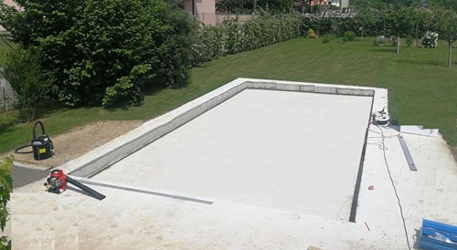 6. Platea in cemento . Platea profonda cm. 40 e muretto perimetrale per contenimento della terra del giardino.