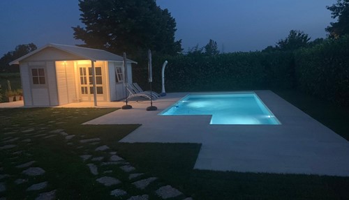 41 Vista di notte della piscina finita. Vista notturna che mette in evidenza l' illuminazione interna della piscina con i 2 fari .