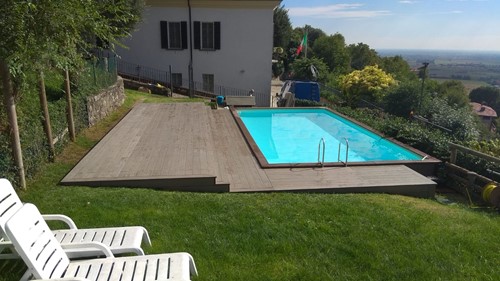 23 .Pedana e piscina su terrazzamento. Ecco un classico terrazzamento dove si può sfruttare lo spazio  installando una piscina fuori terra con pedana di raccordo .