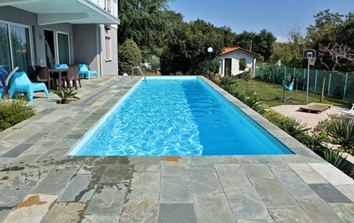Meravigliosa Piscina  Molto bella questa piscina posizonata nello stesso piano del soggiorno .