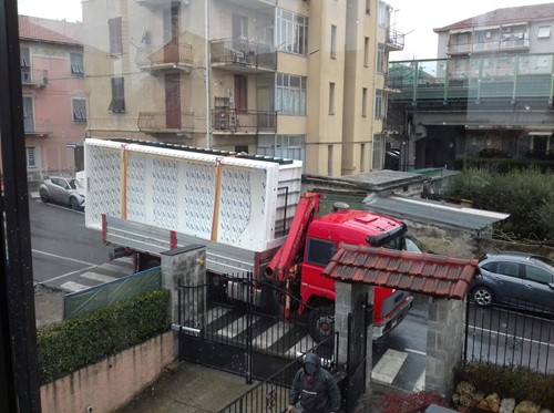 17 Piscina prefabbricata in consegna. La piscina è stata trasbordata in un camion provvisto di braccio gru ed anche per agevolare il trasporto  nelle vie della città  di Savona in Liguria . 