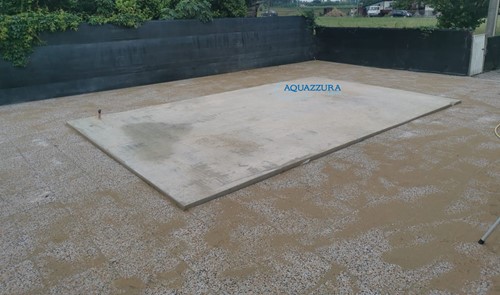 26. Platea in cemento. Platea in cemento creata appositamente per evitare di vedere la piscina storta o spanciata nel tempo. 