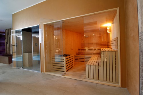 Sauna e Bagno Turco Sauna personalizzata con porta panoramica e bagno turco confinante .